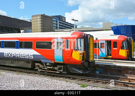 L' Aeroporto di Gatwick treni espresso in attesa a piattaforme prima di iniziare il viaggio di ritorno a Londra da Gatwick Airport Station Foto Stock