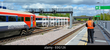 Gatwick Airport Station piattaforma con il Gatwick Express in partenza per Londra Foto Stock