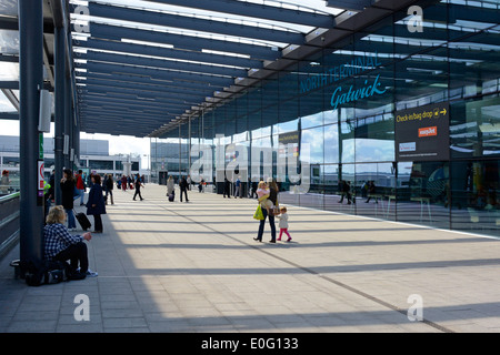 L'atrio del terminal nord dell'aeroporto di Gatwick con un cartello sopra l'ingresso per le aree di check in per i passeggeri delle compagnie aeree a Crawley West Sussex England UK Foto Stock