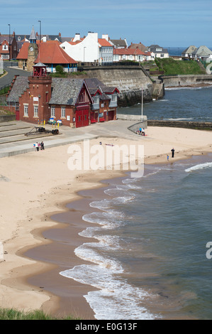 Cullercoats Bay la gente sulla spiaggia a nord-est dell' Inghilterra, Regno Unito Foto Stock