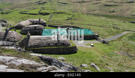 Vista in elevazione del villaggio blackhouse garenin isola di Lewis in Scozia maggio 2014 Foto Stock