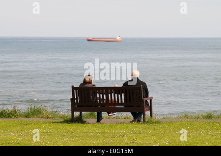 Coppia di anziani che guarda al mare, Tynemouth North East England, Regno Unito Foto Stock