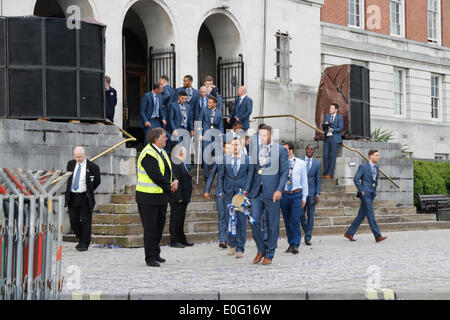 Chesterfield, Regno Unito. Il 12 maggio 2014. Chesterfield F.C. squadra di calcio, lega 2 Champions, open top sfilata di autobus e di civica la ricezione a Chesterfield Town Hall, UK. Lunedì 12 Maggio 2014 Foto Stock