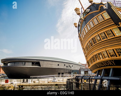 La poppa di HMS Victory con la Mary rose Museum in background a Portsmouth Historic Dockyard, Hampshire, Inghilterra. Foto Stock