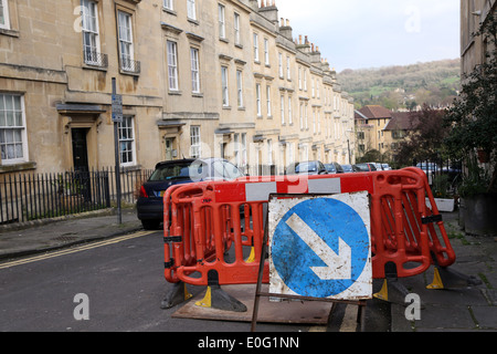 Lavori stradali su una stretta strada a fondo cieco, nella città di Bath, 10 aprile 2014 Foto Stock