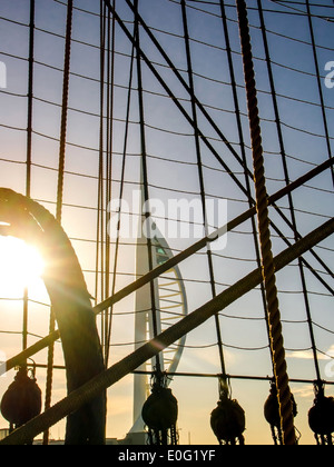 La Spinnaker Tower al mattino, visto attraverso il rigging, blocchi e affronta il problema dell'HMS Warrior, Portsmouth Historic Dockyard Foto Stock