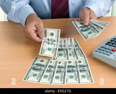 Un sacco di dollaro di banconote sono contati, Viele Dollar Geldscheine werden gezaehlt Foto Stock