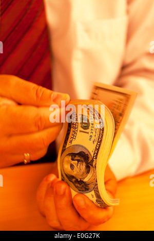 Un sacco di dollaro di banconote sono contati, Viele Dollar Geldscheine werden gezaehlt Foto Stock