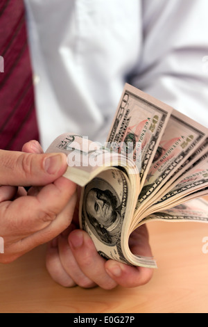 Un sacco di dollaro di banconote sono contati, Viele Dollar Geldscheine werden gezaehlt Foto Stock
