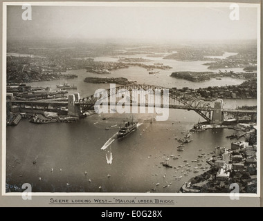 La nave posta Maloja passando sotto il Ponte del Porto di Sydney, 19 marzo 1932 Foto Stock