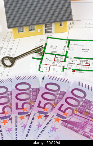 Un sacco di euro di banconote e la pianta di una casa, Viele Euro Geldscheine und Plan eines Hauses Foto Stock