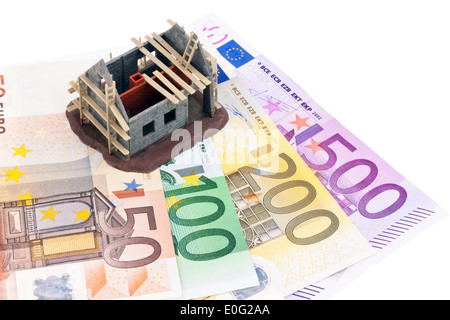 Un sacco di euro di banconote e il guscio di una casa, Viele Euro Geldscheine Rohbau und eines Hauses Foto Stock