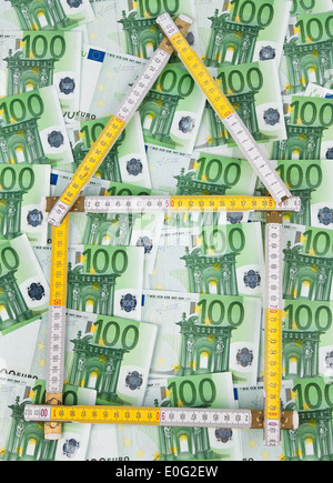 Acquisto di una casa. Un sacco di euro di banconote e dovere stick., Hauskauf. Viele Euro Geldscheine und Zollstab. Foto Stock