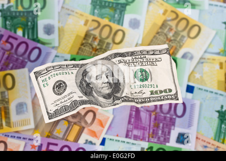 Dollaro ed Euro di banconote. Differenze del simbolo euro del dollaro, Dollar und Euro Geldscheine. Simbolo Differenzen Euro dollaro Foto Stock