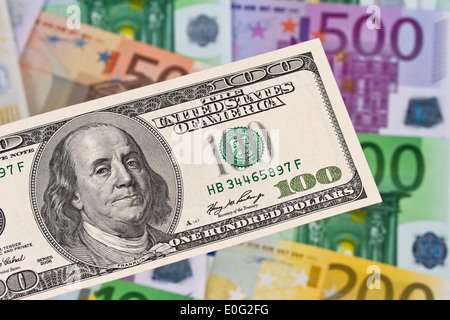 Dollaro ed Euro di banconote. Differenze del simbolo euro del dollaro, Dollar und Euro Geldscheine. Simbolo Differenzen Euro dollaro Foto Stock