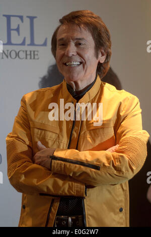 Città del Messico. Il 12 maggio 2014. Cantante spagnolo Raphael pone durante una conferenza stampa per annunciare il suo prossimo tour 'Mi Gran Noche' (il mio grande notte) in Città del Messico, capitale del Messico, il 12 maggio 2014. Credito: Alejandro Ayala/Xinhua/Alamy Live News Foto Stock
