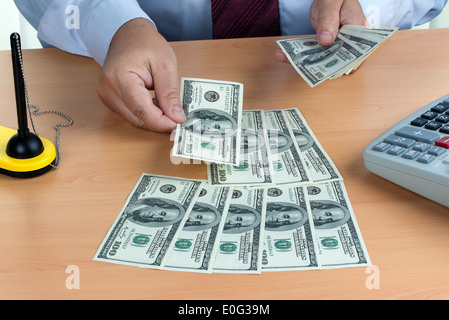 Un sacco di dollaro di banconote sono contati, Viele Dollar Geldscheine werden gezaehlt Foto Stock
