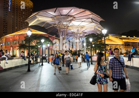 La gente a piedi intorno al Clarke Quay area di Singapore Foto Stock