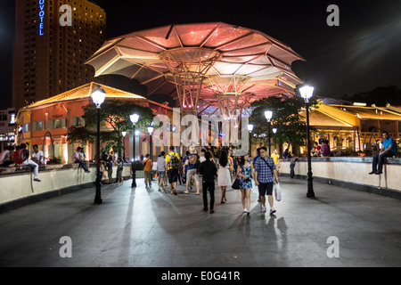 La gente a piedi intorno al Clarke Quay area di Singapore Foto Stock