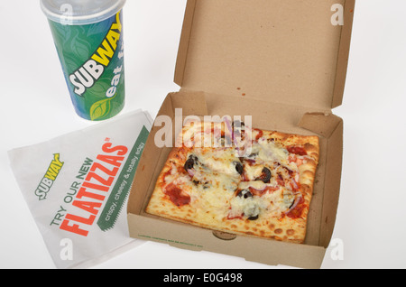 La metropolitana di fast food piazza flatizza pizza con condimenti vegetali in cartone estrarre la scatola su sfondo bianco. Stati Uniti d'America Foto Stock