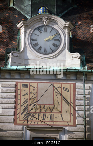 Vienna, Hofburg, orologio e orologio solare , Wien, Uhr und Sonnenuhr Foto Stock