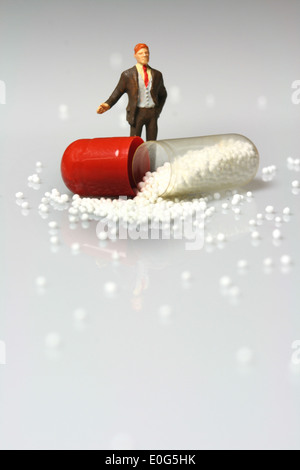 Man Standing medicina pillola simbolico in materia di droga Foto Stock