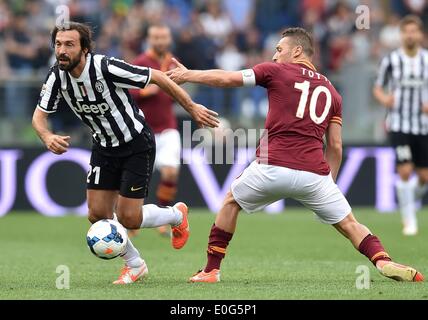 Roma, Italia. 11 Maggio, 2014. Di calcio della Serie A. Gioco finale di stagione. Come Roma contro la Juventus. Andrea Pirlo (L) della Juventus batte Francesco Totti di Roma Credito: Azione Sport Plus/Alamy Live News Foto Stock