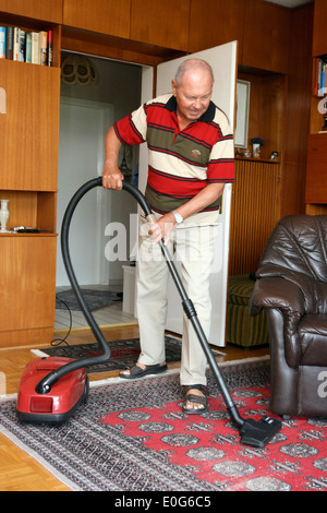 Boss mentre hoovering [], 60 +, vecchio, gli uomini anziani, alla vecchia, età, vecchio, uomini anziani, alle vecchie, vecchie, uomo anziano, gruppo di età fuenzi Foto Stock