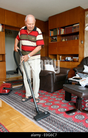 Boss mentre hoovering [], 60 +, vecchio, gli uomini anziani, alla vecchia, età, vecchio, uomini anziani, alle vecchie, vecchie, uomo anziano, gruppo di età fuenzi Foto Stock