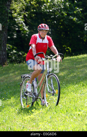 I cittadini anziani mentre in sella a una moto [], 60 +, vecchio per vecchio, età, gruppo di età fuenzig, società, persone, persona, persona, humani Foto Stock