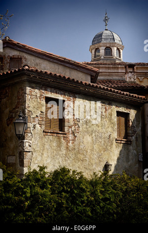 Vecchie case rustiche con finestre con persiane architettura in stile veneziano Foto Stock