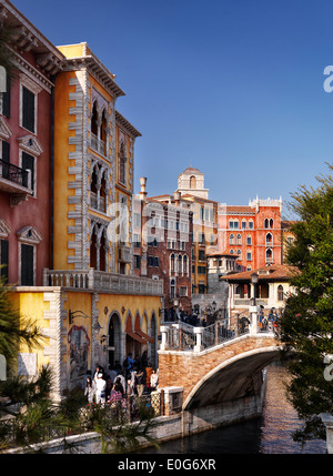 Tokyo Disneysea porto mediterraneo di vecchie case in una città costruita in veneziano stile architettonico. Il Giappone. Foto Stock