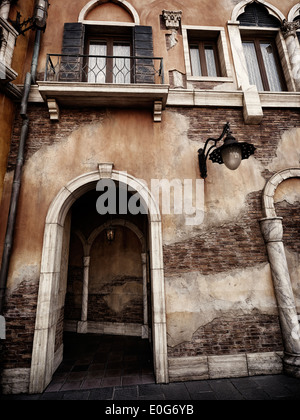 Arcata di passaggio in un vecchio rustico edificio in stile gotico veneziano stile architettonico Foto Stock