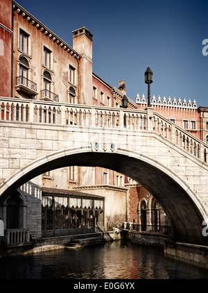 Ponte su un canale con architettura veneziana edifici Foto Stock