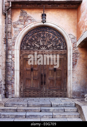 Vecchio arcuata porta in legno con ghisa ornamento, edificio Veneziano, dettagli architettonici texture Foto Stock