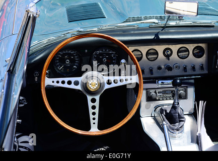 Il cockpit di un classico della Jaguar automobile Foto Stock