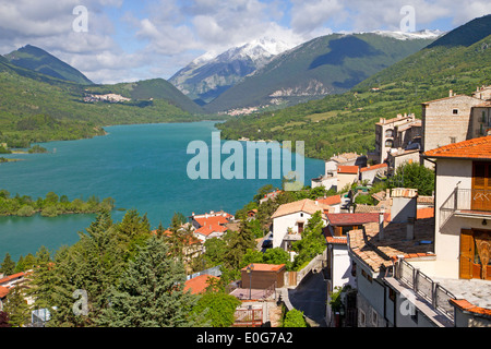 La città di Barrea sul lago di Barrea Foto Stock