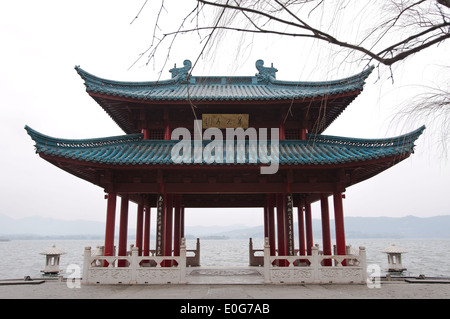 Tradizionale padiglione Cinese sulla riva del Lago Ovest, Hangzhou, Cina Foto Stock