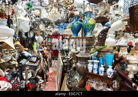 Ingombra di spazzatura negozio in Upper Lascar Row antico mercato di Hong Kong Foto Stock
