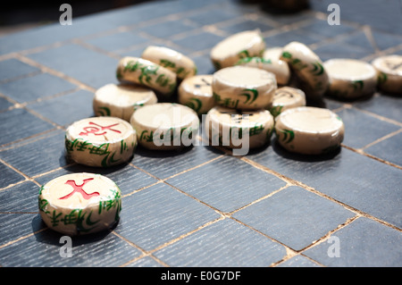 Xiangqi pezzi su un cinese scacchiera Foto Stock