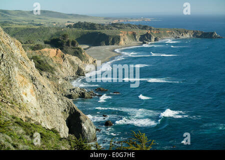 San Simeone, California, USA. Il 12 maggio 2014. Onde a terra rotolo come si vede dalla California Route 1 sulla costa centrale della California. Un 123-miglio itinerario panoramico lungo la central California Coast impiega circa cinque ore per completare e comprende sia il Big Sur Coast Highway e il San Luis Obispo North Coast Byway. Credito: Jonathan Alcorn/ZUMAPRESS.com/Alamy Live News Foto Stock