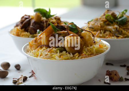 Biryani, un piatto fatto da una lenta cottura del riso profumato con erbe e spezie a fianco, verdure, carni o frutti di mare.  Foto Stock