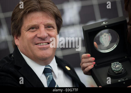 Città del Messico. Il 12 maggio 2014. Allenatore del Messico della nazionale di calcio Miguel Herrera partecipa a una conferenza stampa per presentare la speciale edizione commemorativa di guardare il messicano del team nazionale, per la prossima Coppa del Mondo FIFA Brasile 2014, a Città del Messico, capitale del Messico, il 12 maggio 2014. © Pedro Mera/Xinhua/Alamy Live News Foto Stock