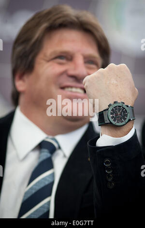 Città del Messico. Il 12 maggio 2014. Allenatore del Messico della nazionale di calcio Miguel Herrera indossa una speciale edizione commemorativa di guardare il messicano del team nazionale, per la prossima Coppa del Mondo FIFA Brasile 2014, durante una conferenza stampa a Città del Messico, capitale del Messico, il 12 maggio 2014. © Pedro Mera/Xinhua/Alamy Live News Foto Stock