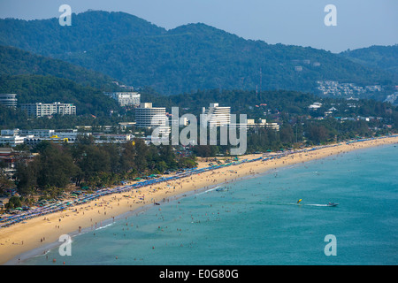 Costa occidentale dell'isola di Phuket, Karon Beach, sul mare delle Andamane, Thailandia Foto Stock