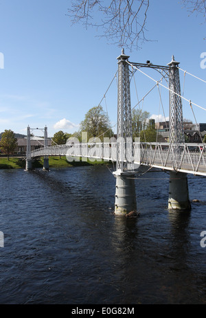 Sospensione ponte sul fiume Ness Inverness Scozia Scotland maggio 2014 Foto Stock