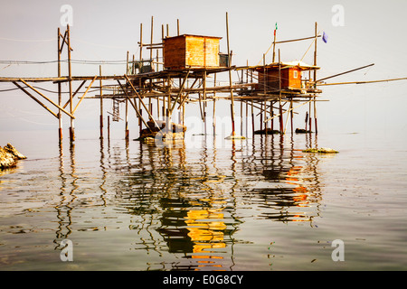 Un trabocco, una vecchia macchina da pesca, nelle prime ore del mattino opacità sulla costa adriatica in Abruzzo, Italia. Foto Stock