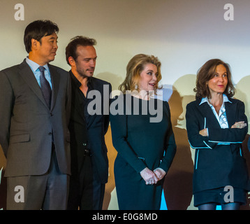 Parigi, Francia, il 4° Festival del Cinema Cinese in Francia ha aperto al Cinema. L'attrice francese Catherine Deneuve è stata affiancata dall'attrice cinese Xia Zitong nell'apertura dell'evento Foto Stock