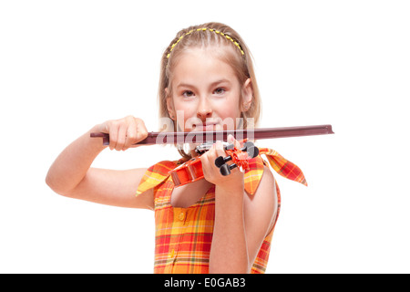 Ritratto di una bambina gioca violino giocattolo - Isolato su bianco Foto Stock