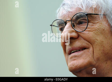 Monaco di Baviera, Germania. 13 Maggio, 2014. Formula Uno boss Bernie Ecclestone si erge in una sala giudiziaria della corte distrettuale di Monaco di Baviera, Germania, il 13 maggio 2014. Ecclestone è accusata di pagare un ex membro del consiglio di amministrazione della BayernLB 44 milioni di euro in bustarelle e tenendo una grande parte di tale somma indietro dalla BayernLB come un consulente della Commissione. Foto: Andreas Gebert/dpa/Alamy Live News Foto Stock